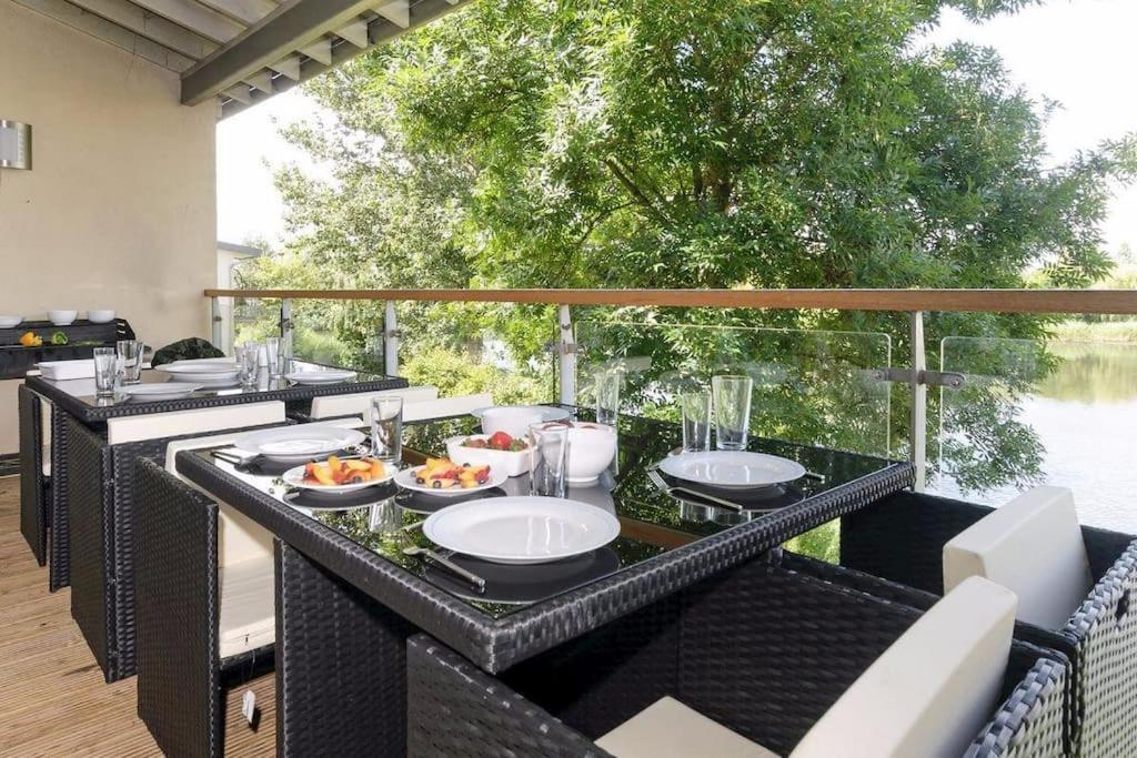 Cotswolds Lake Side Home With Luxury Spa Swallows Nest,Lower Mill Estate, Lakeside Home And Spa With A Harry Potter Cupboard Under The Stairs Somerford Keynes Exterior foto