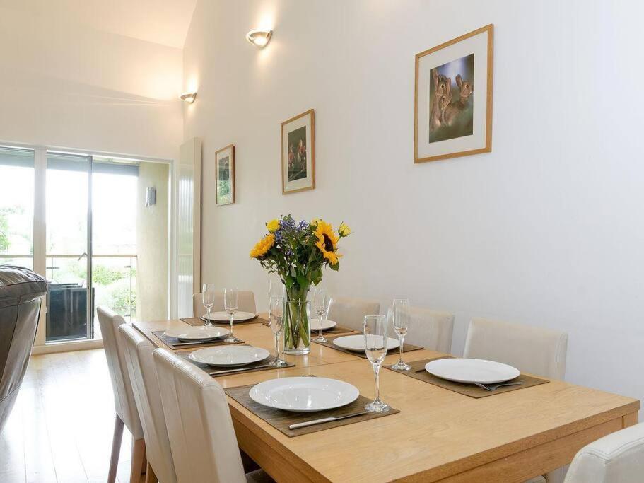 Cotswolds Lake Side Home With Luxury Spa Swallows Nest,Lower Mill Estate, Lakeside Home And Spa With A Harry Potter Cupboard Under The Stairs Somerford Keynes Exterior foto