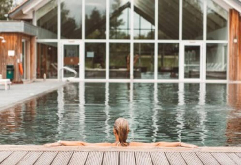 Cotswolds Lake Side Home With Luxury Spa Swallows Nest,Lower Mill Estate, Lakeside Home And Spa With A Harry Potter Cupboard Under The Stairs Somerford Keynes Exterior foto